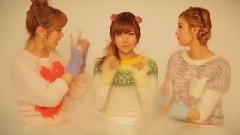 在白雪中踏着高跟鞋