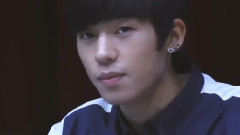 盯着镜头的小熊