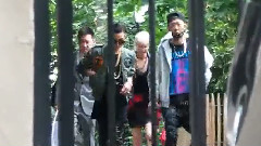 G-Dragon(BigBang) - G-Dragon Taking A Picture Of A Hen At His Hotel In Paris
