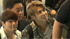 郑允浩金浦赴日