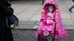 搞癫你的婴儿在意大利古城维罗纳