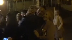 Pixie Lott - Puttin On The Ritz演出后给粉丝签名