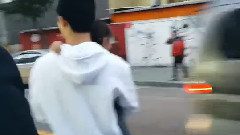 B.I(iKON) - YG公司门口 B.I金韩彬抱着妹妹金韩星