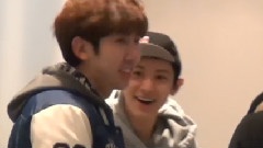 门后玩耍打闹被吓