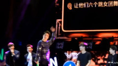 成员跳女团舞蹈