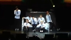 金泰亨拿枕头打田柾国 & 讲英文