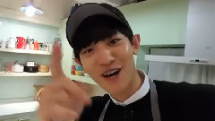 SBS 18秒官方FB 更新 灿烈制作草莓奶昔