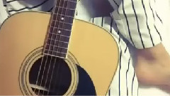 金泰亨自拍更新:吉他弹唱