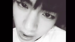 金泰亨自拍更新:我要碎觉喽 晚安很漂亮