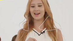 一周偶像 徐珠贤展示衣架的时尚Pose