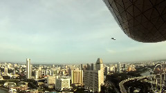 Девушка играет на гитаре и красиво поет]