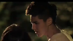 电影<饥饿游戏3:嘲笑鸟(上)>