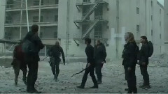 电影<饥饿游戏3:嘲笑鸟> 精彩片段之Airstrike