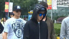 进场馆彩排路上