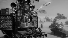 电影<疯狂的麦克斯:狂暴之路>黑白版预告片