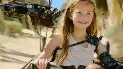 电影<疯狂的麦克斯:狂暴之路>精彩片段儿童动力车