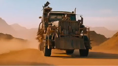 电影<疯狂的麦克斯:狂暴之路>精彩片段2