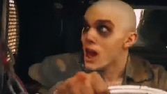 电影<疯狂的麦克斯:狂暴之路>精彩片段4