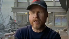 <复仇者联盟2:奥创纪元>拍摄花絮导演乔斯.韦登致歉韩国公众