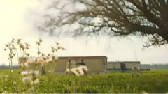 电影<宿主>精彩片段之Kissing in the Rain