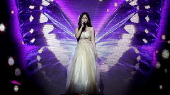 挥着翅膀的女孩