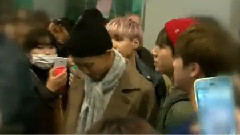 STARNEWS 在机场被粉丝包围的防弹少年团