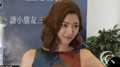 郭雪芙为弱势儿童募款 不惧辛苦水中拍照片