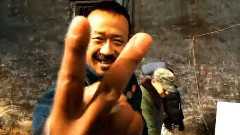 电影<让子弹飞>拍摄花絮之杀青捧杯