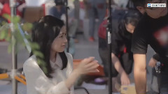 AKB48 - まゆゆ,公園のベンチで男性におねだり