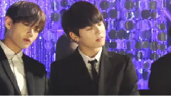 闭着眼睛听歌的田柾国