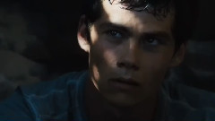 电影<移动迷宫1>精彩片段之Beyond The Walls