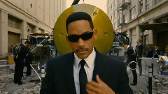 电影<黑衣人3>精彩片段之Cell Phone