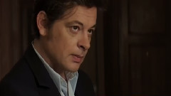 La dame dans l'auto avec des lunettes et un fusil