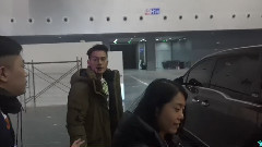 炫舞大赛工作结束离场 爱心T恤关注慈善