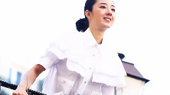 桂纶镁 - 舞动在巴黎街头