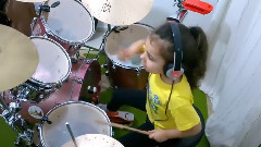 Девочка шикарно играет на ударных песню System Of A Down