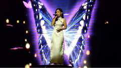 挥着翅膀的女孩