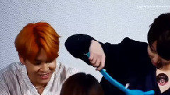 柾国胸前的纸片掉深V里了