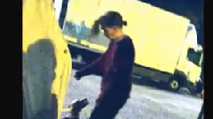 Kristen Stewart - Kristen在Personal Shopper片场同狗狗Loulou玩耍