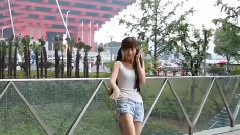 对面的男孩看过来