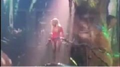 Britney Spears - Britney Spears 被困在树上