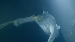 电影<大叔,我爱你>精彩片段之水下片花