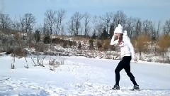 雪地上的美女曳步舞