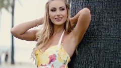 Stau cu ochii pe pereti