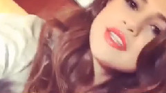 Selena Gomez - 拍小视频向法国的MTV粉问好