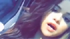 Selena Gomez,Drake,Nicki Minaj - 外出坐车时候自拍模仿Nicki Minaj