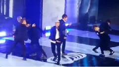 掉话筒的金南俊