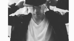 Ariana Grande - Ins更新:Who Kno Who U Gon Meet At Starbux