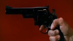 影史50个最伟大电影片头-<紧急搜捕令>片头