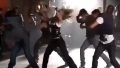 美剧<欢乐合唱团>第2季第2集片段 Me Against